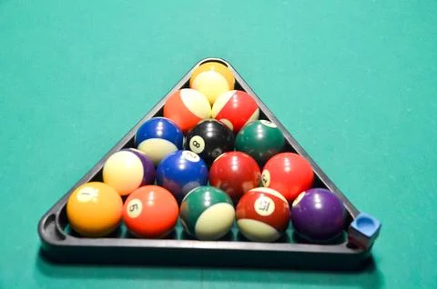 Rack of Billiard Balls on Green Pool Table Stockfoto's