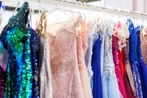 Rack with chic evening dresses. Foto stock