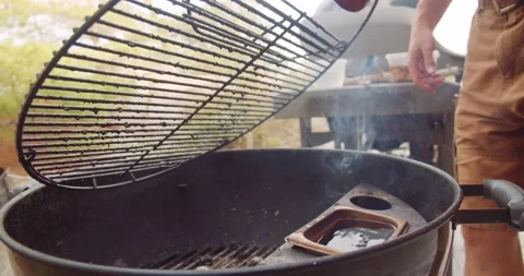 A rack of dry rubbed ribs being slow cooked and smoked on a kettle grill Stock-Footage 159607904