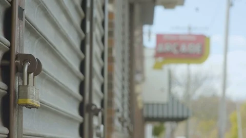 Rack Focus from Arcade Sign to Padlock Vídeo Stock 94546071