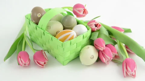 Rack focus of basket with bunch of pink tulips and Easter eggs Vídeo Stock 34128938