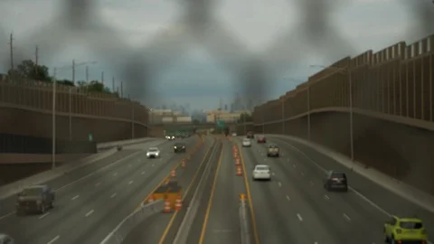 Rack Focus from Chain Link Fence to Highway 库存影片 103591666
