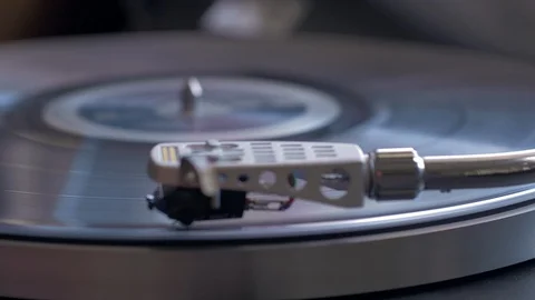 Rack focus close up shot of vinyl record playing on turntable Stock Footage 88762370