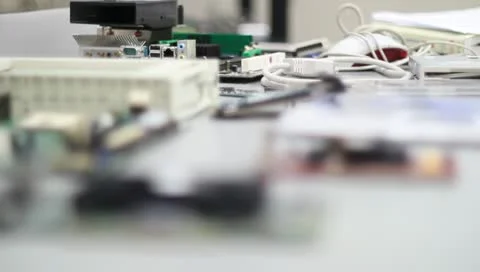 Rack focus computer parts on table Vídeos de archivo 10718206