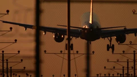 Rack Focus From Descending Airliner to Razor-Wire LAX Security Fence 库存影片 297844891