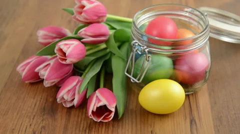 Rack focus on glass jar with bunch of pink tulips and Easter eggs 스톡 동영상 34151458