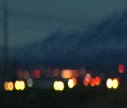 Rack focus of headlights in evenng traffic Stock Footage 21632157