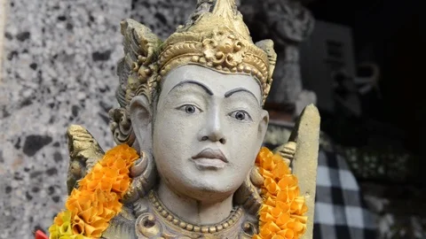 Rack focus on hindu's face statue Stock Footage 95927863