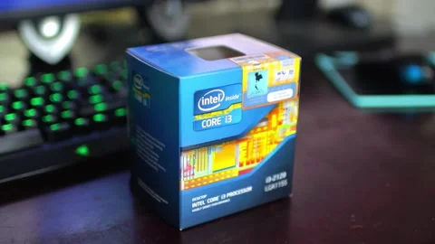 Rack focus of Intel Core i3 retail CPU box. Vidéo 158735855