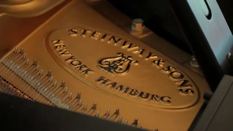 Rack Focus of Interior of Steinway Piano Vidéo 76938404