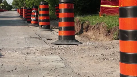 Rack focus long line row of orange and black traffic delineator pylon barrels Vídeo Stock 246137537