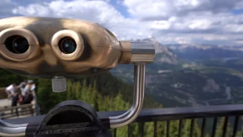 Rack focus from look out scope to aerial view of Banff town Vídeo Stock 244947185