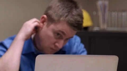 Rack focus man looking at computer Stock Footage 88961142