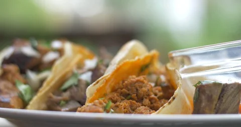 Rack Focus Meat Taco Spicy and Hot Authentic Mexican Food with Corn Tortillas Video stock 113661655