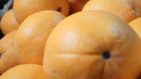Rack focus of a orange in a market Video stock 128017403