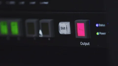 Rack focus to an output button on an electronic console rack 库存影片 89502091