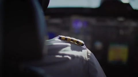 Rack focus from pilot epaulet on uniform to cockpit 库存影片 220309924
