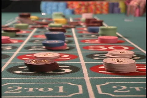 Rack focus placing roulette bets Видео 109059