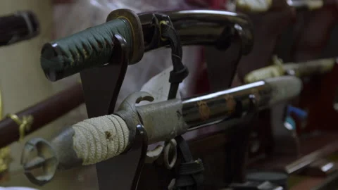 Rack focus shot of display of samurai artifacts including samurai swords Vidéo 202896472