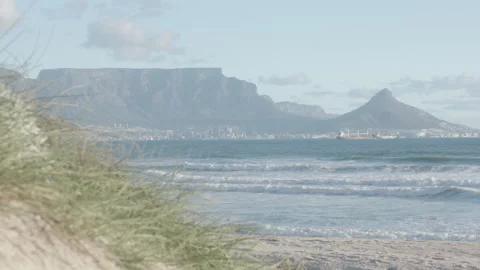 Rack Focus shot of Table Mountain from beach in Cape town Stock Footage 155115888