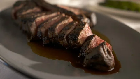 Rack focus of sliced steak  動画素材 112576003