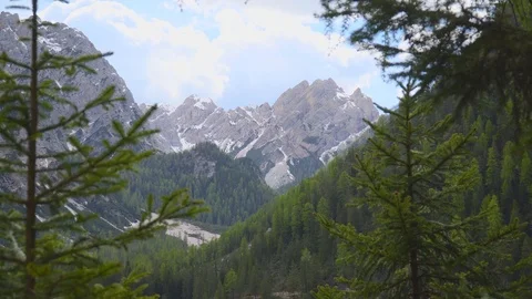Rack Focus of a Snowy Mountain Vídeo Stock 111396358