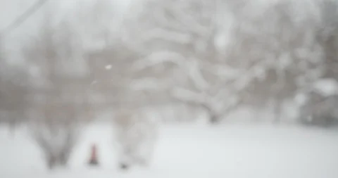 Rack focus of a suburban back yard snow fall in slow motion 스톡 동영상 90286325