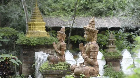 Rack focus Thai angle and novice statue green background. Stock-Footage 79746757