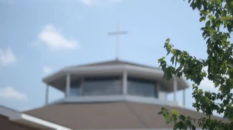 Rack Focus From Tree to Cross on top of Church Vidéo 11872502