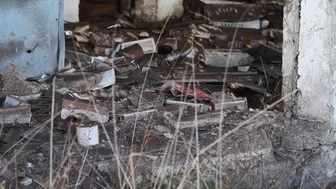 Rack focus of wild grass to an abandoned shop Stock Footage 121337542