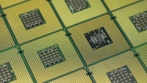Rack focusing on a series of computer cpu chip allineated Stock Footage 161011754