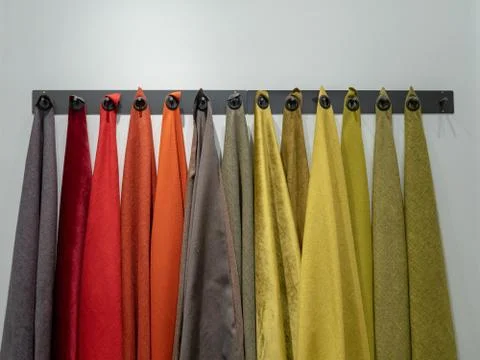 Rack with multiple colors and materials of sample fabrics Foto stock