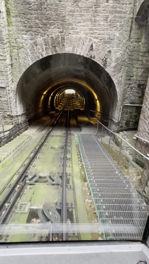 A rack railway train， climbing down the Königstuhl hillon  in winter 動画素材 257073939