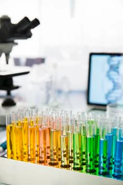 Rack of test tubes with solution on counter in lab Foto stock
