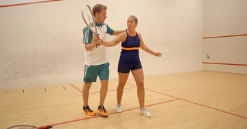 A Racketball coach teaching shows how to approach a play. Vídeo Stock 85531270