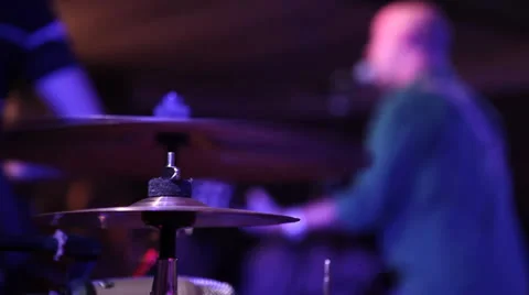 Rackfocus drums and singer Video stock 25852503