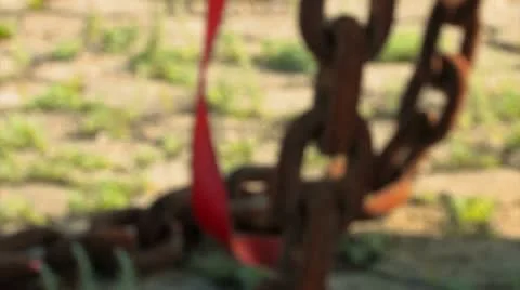 Rackfocus rusty chain Stock Footage 8836717