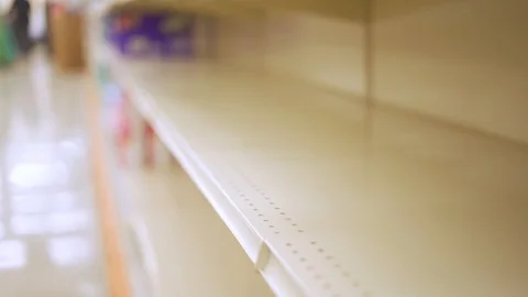 Racking focus on empty shelves in supermarket due to panic shopping Vídeos de archivo 126777924