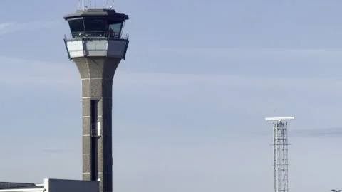 Radar antenna and traffic control tower panning Stockbeeldmateriaal 333645211