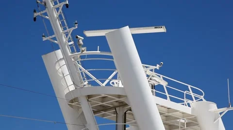 Radar communication equipment on the ship Vídeos de archivo 53371311