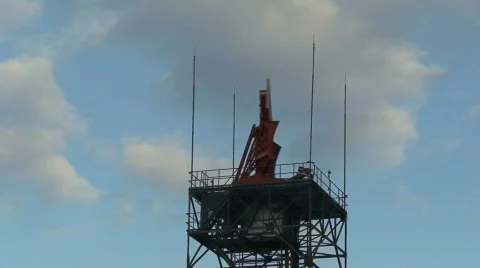 Radar rotating against blue sky Видео 111161