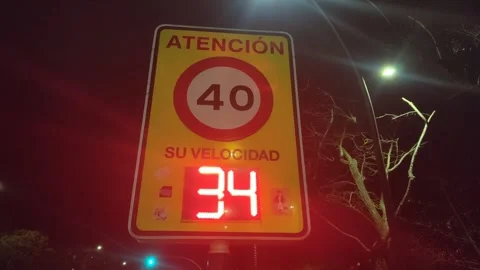 Radar speed limit sign measuring vehicle velocity at night Vídeo Stock 340326739
