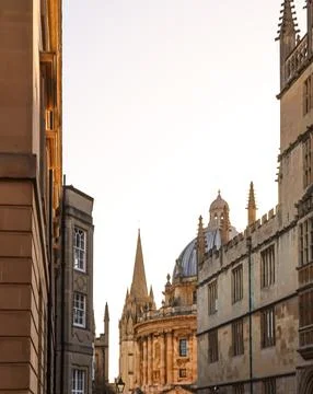 Radcliffe Camera with Bodleian Library creating an iconic view of historic .. Stock Photos