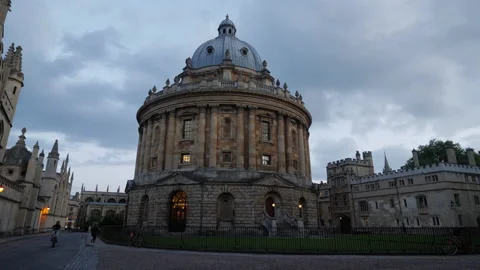 Radcliffe Camera in the evening dusk light from Radcliffe Square Stock Footage 162916184