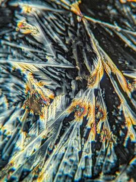 Radial crystal structures under polarized microscope with colorful edge 스톡 사진