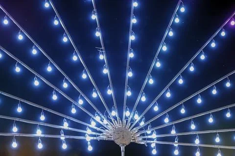 Radiant LED string lights arranged in a symmetrical pattern against the nig.. Stockfoto's