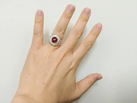 Radiant Ruby: A Stunning Gemstone Ring 스톡 사진