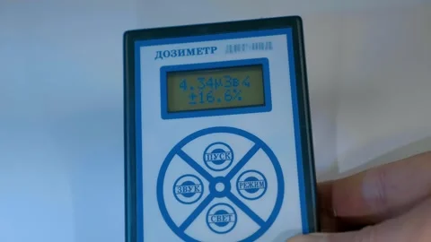 A radiation dosimeter measures the background emitted by radioactive objects Video stock 268927312