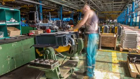 Radiator assembling on tractor timelapse while conducting tune up, maintenanc Foto stock