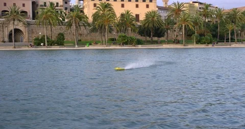 Radio controlled model of a motor torpedo boat on a boating lake. Palpa de Stock Footage 78636611